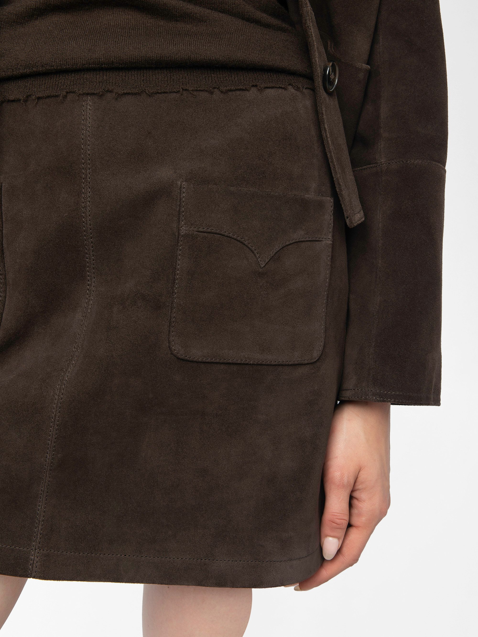 Jaime Suede Leather Skirt - Short suede leather skirt with applied pockets and back zip fastening.